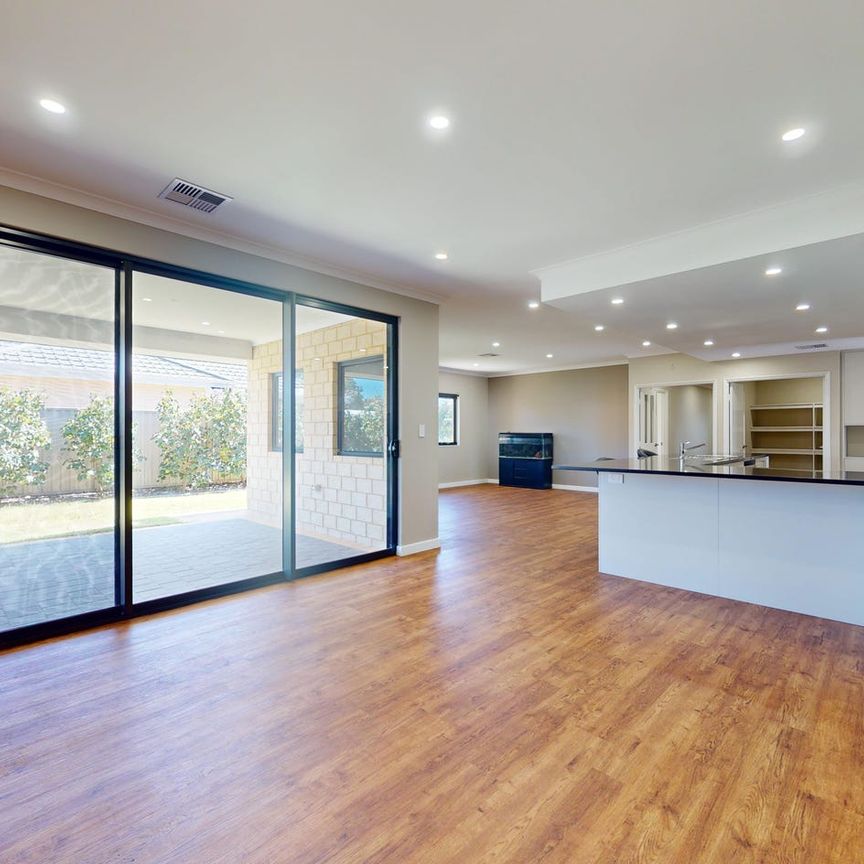 4 x 2 with Study and Massive powered shed to the rear, Tradies Delight! - Photo 1
