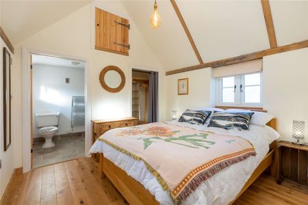 Lovely detached one bedroom cottage with stunning countryside views. - Photo 4