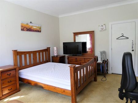 Spacious 5BR City Haven + Extras! - Photo 2