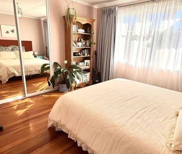 Tranquil Khandallah home - walk to train, village - Photo 3