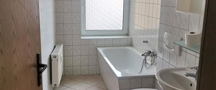 ***3-Zimmer mit Laminat, AR, EBK, Tageslichtbad mit Wanne*** - Photo 1