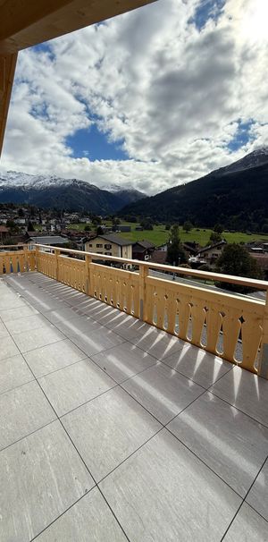 Lichtdurchflutete 3.5-Zimmer-Dachwohnung in Klosters Dorf - Photo 1