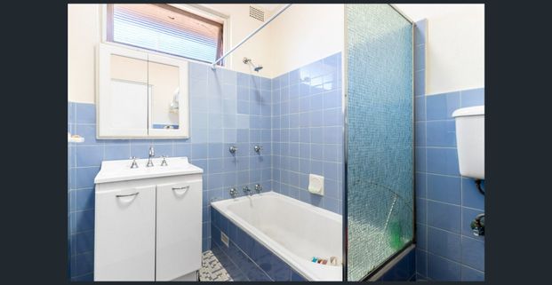 PRIVATE AND SECURE TWO BEDROOM APARTMENT IN A POPULAR LOCATION! - Photo 1