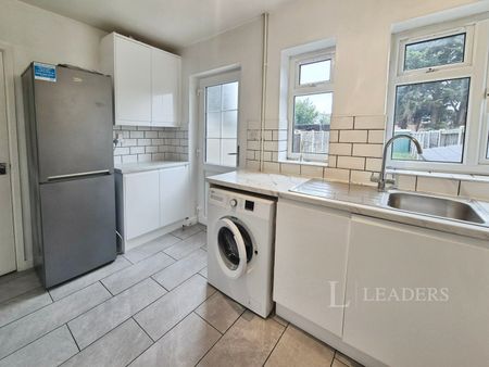 2 bedroom mid-terrace to rent West Avenue, Chelmsford - Photo 2