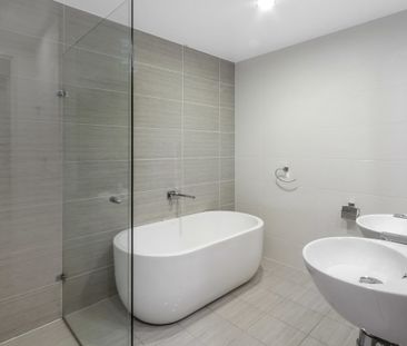 Next to East Village I Large 3-Bedroom Apartment I Double Carspace - Photo 5