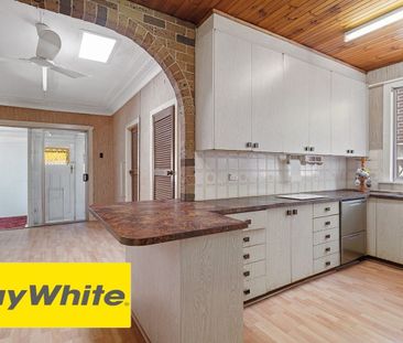 3 Bedroom House Perfectly Positioned Available Now ! ! ! (6 months ... - Photo 3