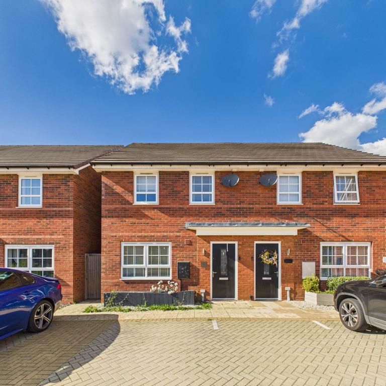 3 bedroom semi-detached house to rent - Photo 2