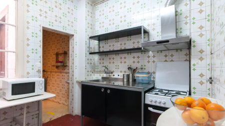 Room in a shared 6-bedroom apartment for rent in El Gòtic, some bills included - Photo 3