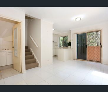 A LOVELY TOWNHOUSE SO CLOSE TO ALL AMENITIES AND THE BROADWATER! - Photo 4