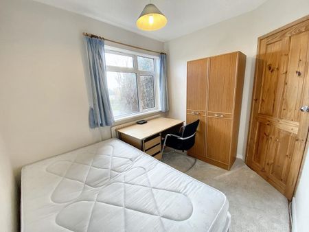 4 bedroom semi-detached house to rent - Photo 3