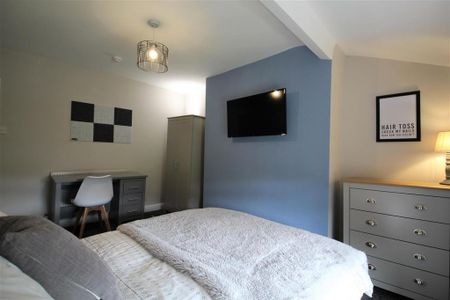 5 bedroom apartment to rent - Photo 3