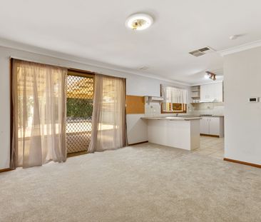 33 Warrambool Crescent Glenfield Park NSW - Photo 4