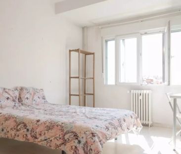 Room in a shared 5-bedroom apartment for rent in Bellas Vistas - Photo 5