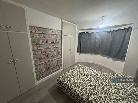 4 bedroom semi-detached house to rent - Photo 4