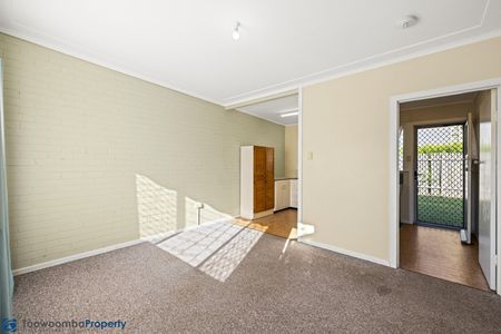 Lovely, cosy two bedroom brick unit situated in a quiet duplex! - Photo 2