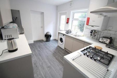 5 bedroom semi-detached house to rent - Photo 4