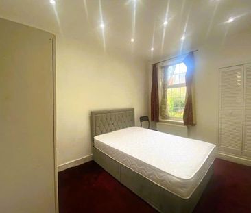 4 bedroom semi-detached house to rent - Photo 6