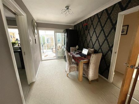 2 bedroom semi-detached bungalow to rent - Photo 3