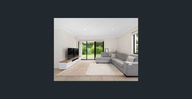 Modern 3-Bedroom Townhouse with Ducted Aircon, Dishwasher & Private Courtyard - Photo 1