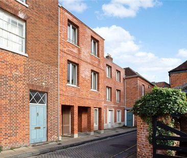 Three bedroom family home in Central Winchester. - Photo 2