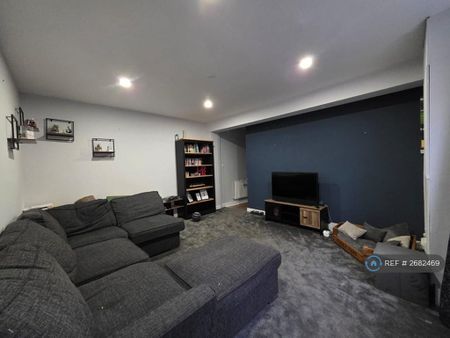 5 bedroom semi-detached house to rent - Photo 2