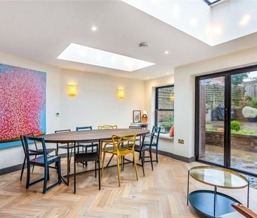A beautifully modernised and spacious four bedroom detached house s... - Photo 4