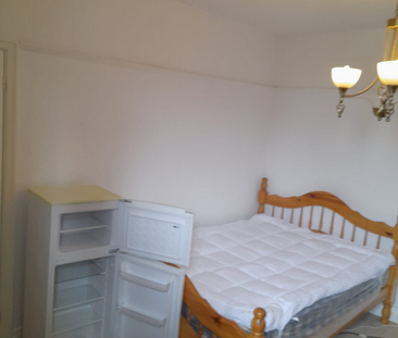 1 bedroom in a flat share to rent - Photo 4