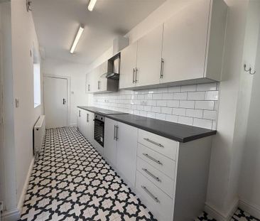 3 bedroom semi-detached house to rent - Photo 6