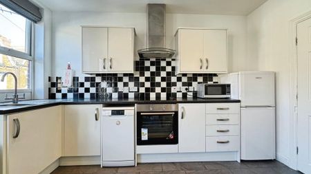 3 bedroom flat to rent - Photo 3