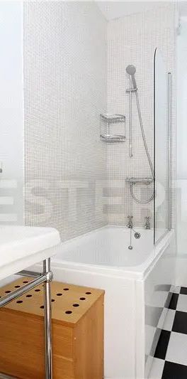 2 bedroom flat in London - Photo 1