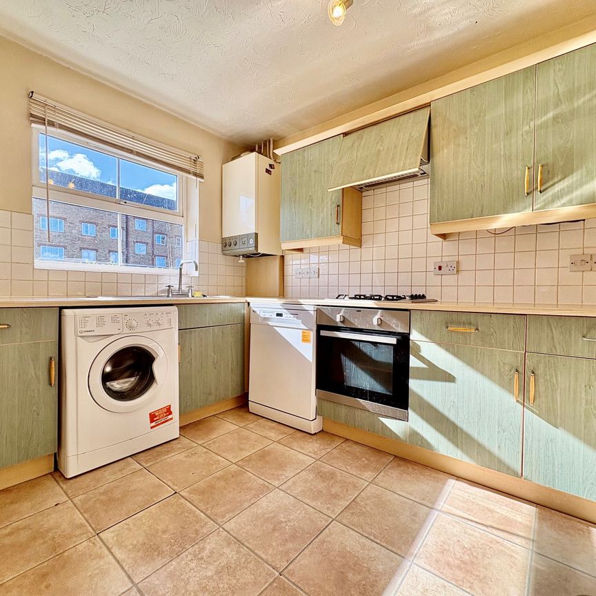 Village Close, Herts, Hoddesdon - Photo 1