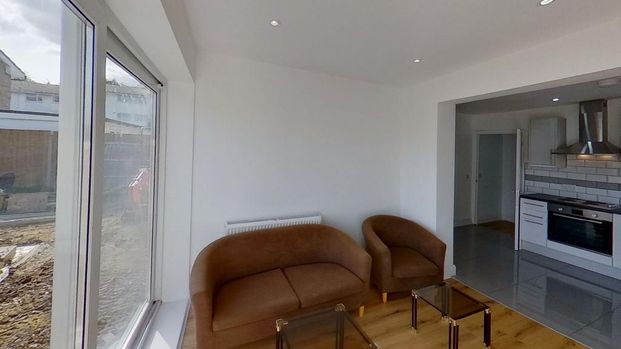 5 bedroom semi-detached house to rent - Photo 1