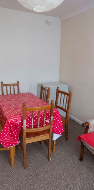 6-Bed Student Pad | Super Close to Warwick Uni Room 2 - Photo 1