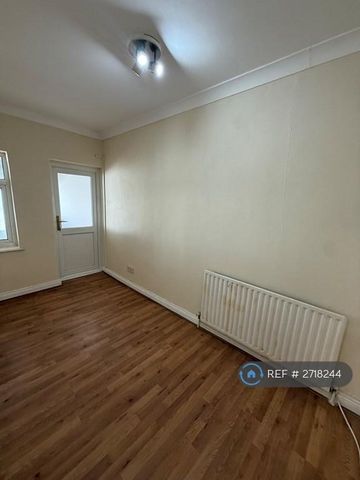 4 bedroom semi-detached house to rent - Photo 5