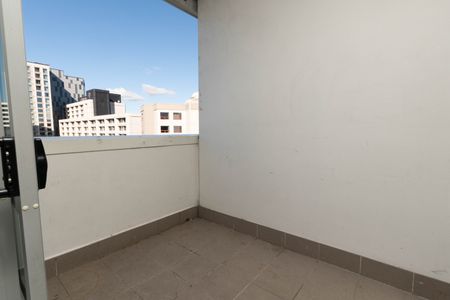 Sunny One Bedroom Apartment with Large Balcony - Photo 2