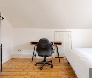 5 Bed Semi-Detached House, Norwich Road Newham London, E7 - Photo 4