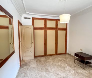 Spacious villa with pool for rent in Sant Just Desvern - Photo 3