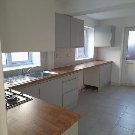 5 bedroom detached house to rent - Photo 2