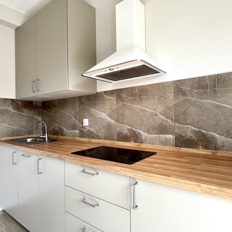 DUŻA KAWALERKA Z BALKONEM I KLIMATYZACJĄ! - Zdjęcie 1