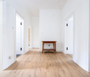 3 bedroom flat to rent - Photo 4