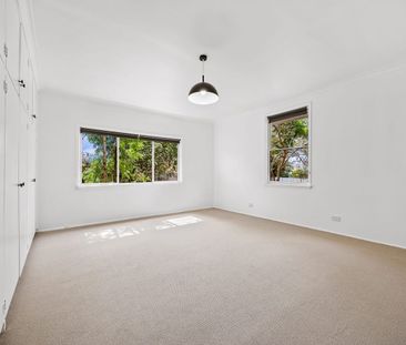 Beautifully Renovated 3-Bedroom Home with Flexible Living Space - Photo 3