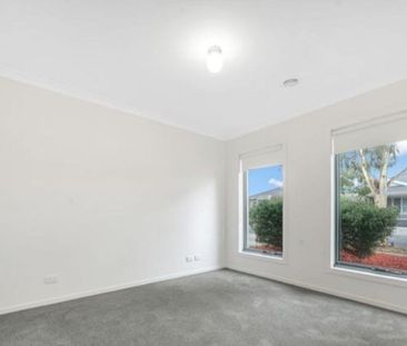 LARGE FAMILY HOME WITH BIG BACKYARD | NEAR TO SHOPPING CENTRE AND S... - Photo 4
