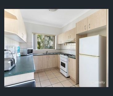 ULTRA CONVENIENT CLAYFIELD LOCATION, 2 BEDROOMS, 1 CAR L/P, POOL - Photo 2