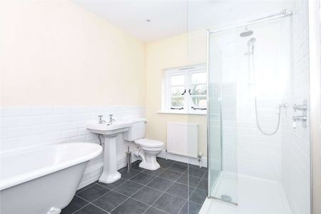 A beautifully presented family home situated within the popular location of Micheldever Station. - Photo 5