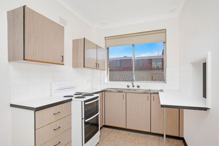 Spacious Two Bedroom Apartment Moments to Coogee Beach - Photo 3