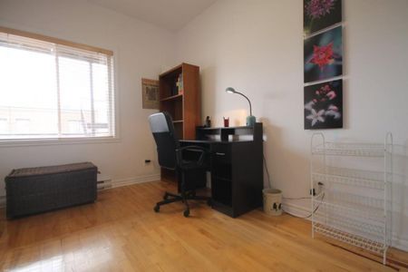 Superbe condo de 1000 p.c. avec 1 chambre et 1 bureau, offert en location complètement meublé, situé dans le secteur du marché Atwater. - Photo 2