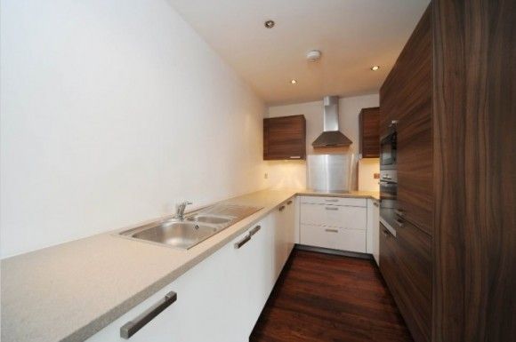 Modern and stylish 3 double bedroom apartment available now - Photo 1