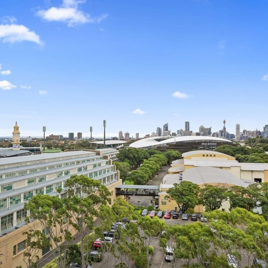 Sunny Parkside Apartment Providing Exceptional Lifestyle Convenience - Photo 1