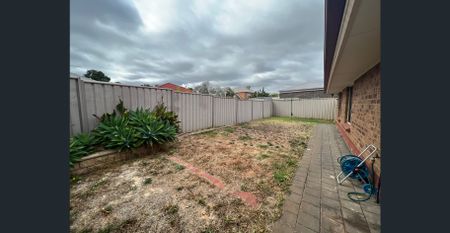 Large 4 Bedroom Home with 2 Living Areas! - Photo 3