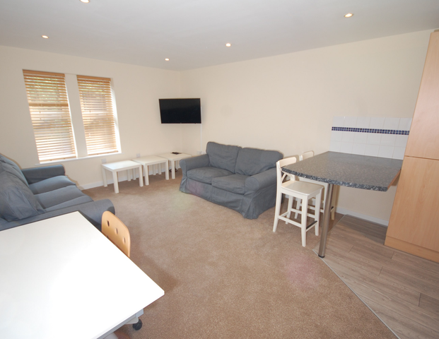 Flat 6 Room 1 - Photo 1